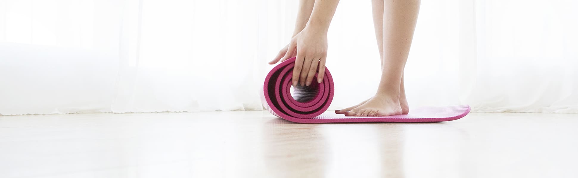 Pilates Matte ausrollen